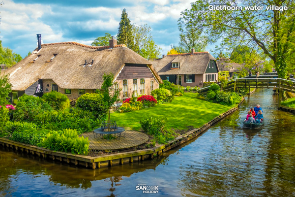 Giethoorn water village
