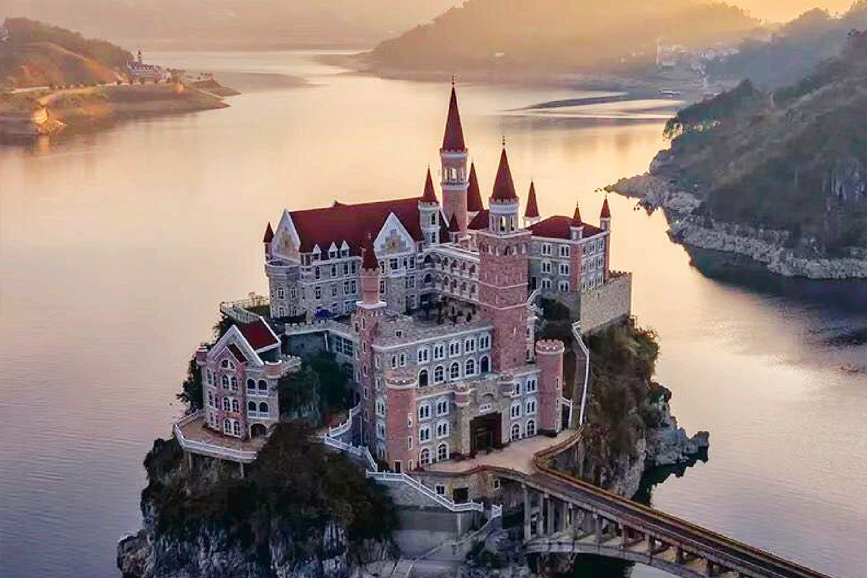 Jilongbao Castle ปราสาทเทพนิยายกลางน้ำ มนต์เสน่ห์แห่งซิงยี่